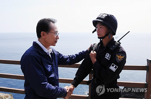 独島を訪問した李明博元大統領（左）　［写真　聯合ニュース］