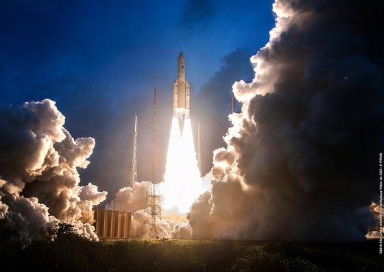 ２０１８年にフランス領ギアナからフランスのロケット「アリアン５」が英国と日本の通信衛星を搭載して離陸している。このロケットの上段部分に衛星が搭載されている。　［中央フォト］