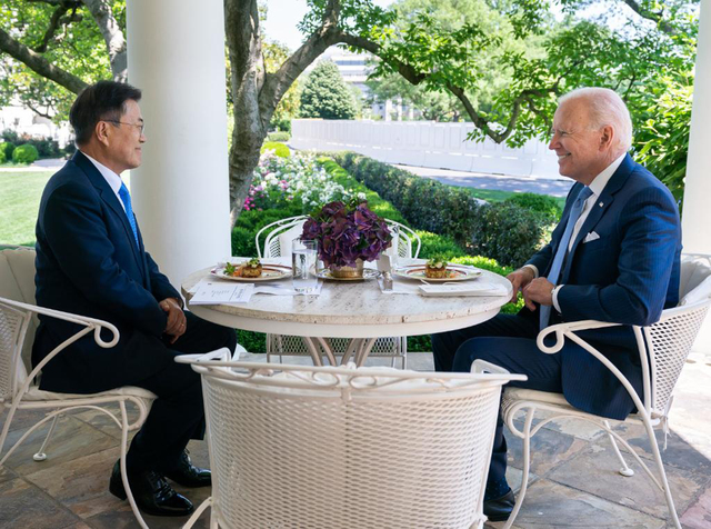 韓国の文在寅（ムン・ジェイン）大統領と単独会談中のバイデン大統領。［写真　バイデン大統領ＳＮＳ］