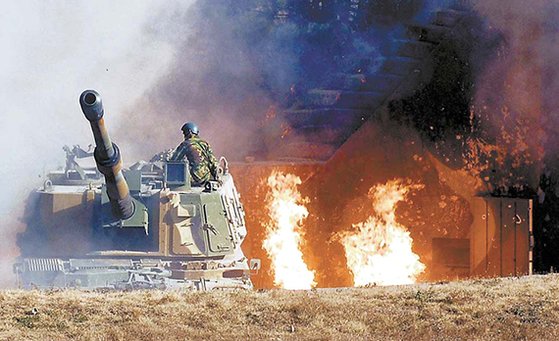 ２０１０年１１月２３日、延坪島（ヨンピョンド）砲撃戦で海兵隊Ｋ９自走砲が北朝鮮軍のロケット砲攻撃の中で反撃を準備している。　韓国国防部