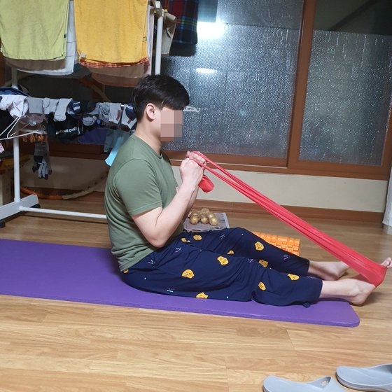 最近、自宅でリハビリをしている作業治療師ホヨンさん。［写真　キム・ドゥギョンさん提供］