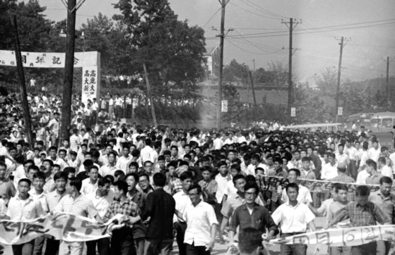 １９６５年韓日協定反対デモ。中央フォト