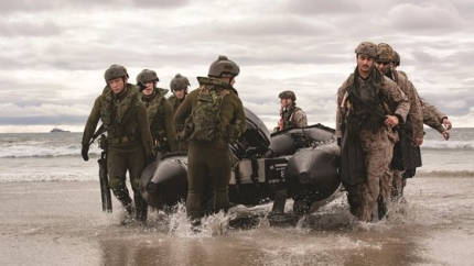 米海兵隊（右）と陸上自衛隊水陸機動団がゴムボート（ＩＢＳ）を持って海岸に上陸している。［米海兵隊］