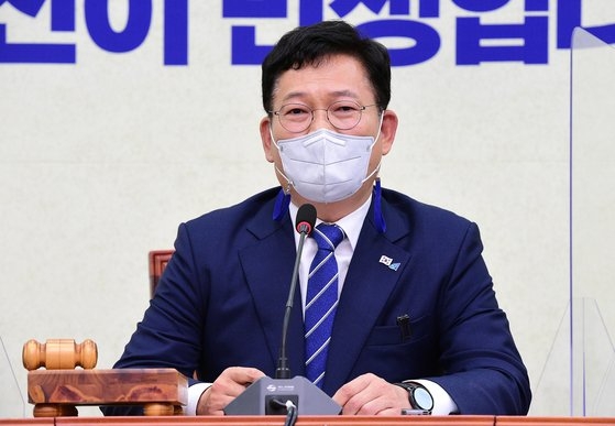 韓国与党「共に民主党」の宋永吉（ソン・ヨンギル）代表が９日、国会で開かれた最高委員会議で冒頭発言をしている。オ・ジョンテク記者