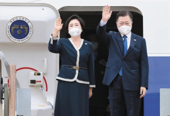 韓国の文在寅（ムン・ジェイン）大統領と金正淑（キム・ジョンスク）夫人が１１日、Ｇ７首脳会議出席のため空軍１号機に搭乗した。Ｇ７首脳会議は１１－１３日（現地時間）に英コーンウォールで開催される。　［青瓦台写真記者団］