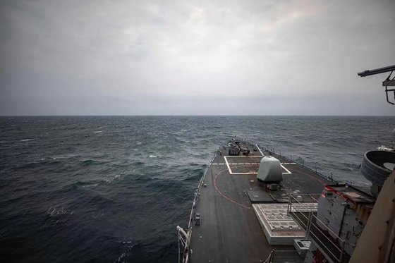 ４月、米海軍のミサイル駆逐艦「ジョン・Ｓ・マケイン」が台湾海峡内の国際水域を通過したと明らかにし、関連写真を公開した。　米太平洋艦隊