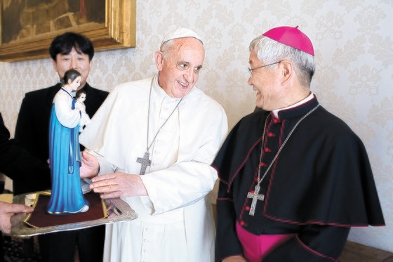 兪興植司教は２０１４年４月、バチカンでフランシスコ教皇と単独面談し、韓服姿で聖母子像をプレゼントした。［写真　天主教大田教区］