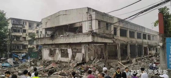 １３日午前６時半、中国湖北省十堰市のある市場の建物で突然ガス爆発事故が発生した。１２人が死亡し１３８人が負傷した。［ウェイボー　キャプチャー］