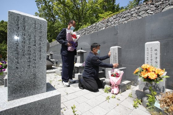 韓国でオボイナル（父母の日）を控えた今年５月２日、京畿道広州（キョンギド・クァンジュ）にあるナヌムの家追慕公園で、慰安婦被害者である故キム・スンドクさん、故イ・ヨンニョさんの遺族が故人の墓碑にカーネーションを献花している。ウ・サンジョ記者