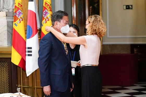 スペインを国賓訪問中の韓国の文在寅（ムン・ジェイン）大統領が１６日（現地時間）、マドリード上院議事堂でメリチェル・バテット下院議長からメダルを受け取っている。［写真　青瓦台］