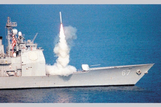 トマホーク巡航ミサイルを発射する米海軍巡洋艦。　中央フォト