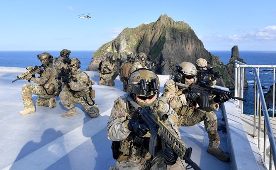 韓国軍と海洋警察は１９８６年から毎年上・下半期に分けて定例的に独島防御訓練を実施している。