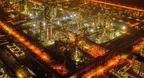 増設作業が行われている中韓石化の武漢分公司の現場。［写真　ＳＫ総合化学］