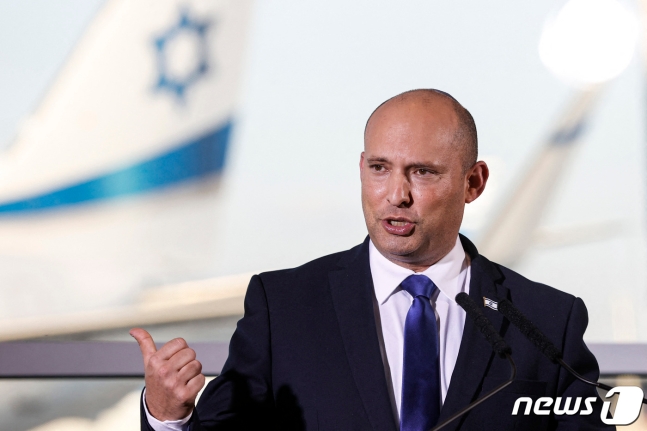 イスラエルのナフタリ・ベネット首相が２２日、ベングリオン国際空港で発言している。［写真　ニュース１］