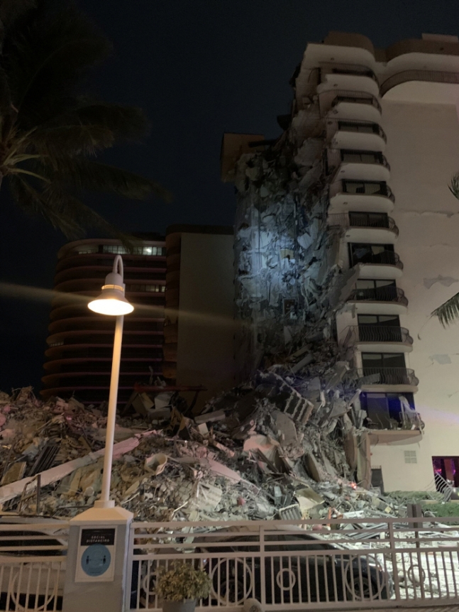 ２４日（現地時間）未明、米国フロリダ州マイアミ・デイド郡サーフサイドにある集合住宅の一部が崩壊した。［写真　マイアミビーチ警察］