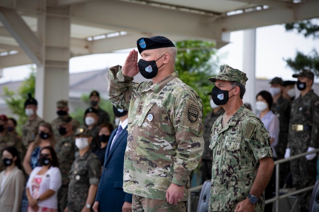 ポール・ラカメラ韓米連合司令官兼在韓米軍司令官が２日午前、平沢（ピョンテク）のハンフリーズ基地バーカーフィールドで開かれた離・就任式で敬礼をしている。写真共同取材団