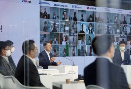 文在寅（ムン・ジェイン）大統領が２日、ＣＯＥＸで開催された「大韓民国素材・部品・装備産業成果懇談会」でオンライン参加した企業関係者とあいさつしている。日本の輸出規制２年を迎えて開かれたこの日の行事で、文大統領は「１００大核心品目の日本依存度を２５％まで減らした」と述べた。　青瓦台写真記者団