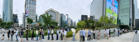 新型コロナ新規感染者数が６日１２００人を超えるなど拡大傾向が大きくなっている。７日午前、ソウル江南区（カンナムグ）三成（サムソン）駅付近の選別検査所で市民が検査のために長蛇の列をなしている。キム・ソンニョン記者