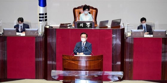 金富謙首相が８日に国会で開かれた本会議で第２次追加補正予算案関連の施政演説をしている。イム・ヒョンドン記者