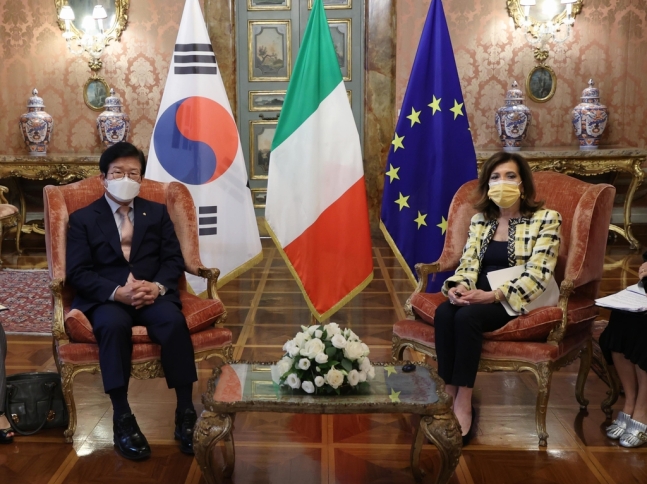 韓国の朴炳錫（パク・ビョンソク）国会議長（左）とイタリアのマリア・カゼッラーティ上院議長（右）。