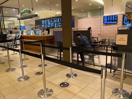 ８日昼１２時ごろ、江南新世界百貨店の地下１階フードコート。普段は列ができる時間だが、江南デパート発のコロナ集団感染で客が急減した。