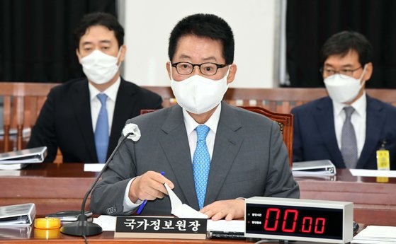 ８日に国会で開かれた情報委員会全体会議で国家情報院の朴智元院長が席に座っている。イム・ヒョンドン記者