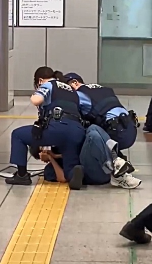 １０日午前、ＪＲ名古屋駅に現れた凶器を持った男を取り押さえる日本の警察。［写真　ｒｙｏ０２０５ｋツイッター］
