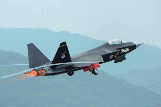 中国は空母搭載前にすでに陸上試験場でテストしたが、相当な成果を上げたという。中国はＪ－３１中国ステルス戦闘機を空母から離着艦可能な艦載機に改造している。　中央フォト