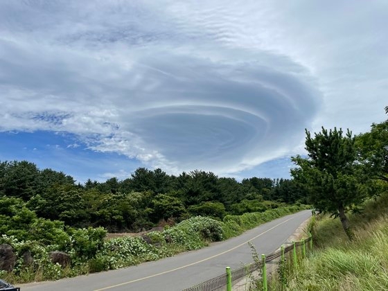 韓国上空に浮かんだＵＦＯ雲。［写真　聯合ニュース］