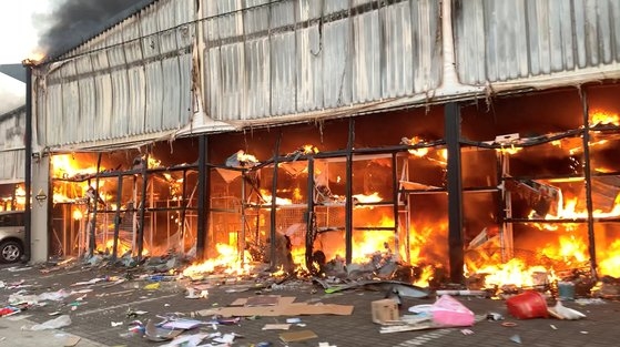 事業場も根こそぎ略奪された南アの韓国人 生活必需品も底をついた サムスン倉庫も放火被害 Joongang Ilbo 中央日報