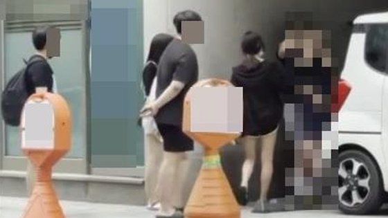 京畿道高陽市一山で昼の時間帯に生徒らが１人の生徒をいじめているとみられる動画が流出し警察が捜査に入った。写真は女子生徒が被害生徒に性的ないじめをしているような様子。［写真　ＳＮＳキャプチャー］