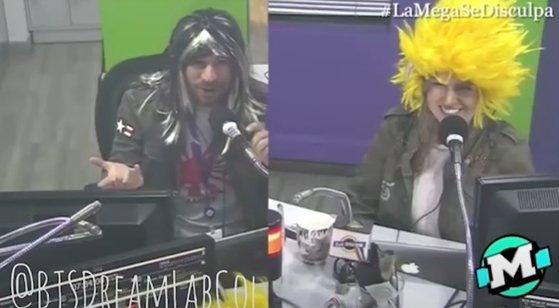 コロンビアラジオ番組の司会者が旭日旗Ｔシャツ（左）と日本のアニメ『ドラゴンボール』のキャラクターを連想させるカツラをかぶっている。［ユーチューブ　キャプチャー］