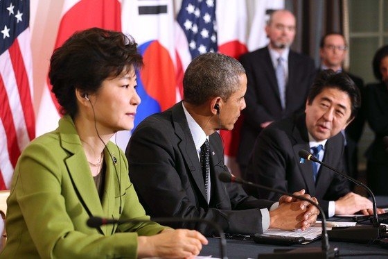 ２０１４年３月にオランダ・ハーグの米国大使官邸で開催された韓日米首脳会談。オバマ大統領を挟んで朴槿恵（パク・クネ）大統領と安倍晋三首相が座った。　［青瓦台写真記者団］