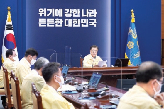韓国の文在寅（ムン・ジェイン）大統領が１９日午後、青瓦台（チョンワデ、大統領府）で首席・補佐官会議を主宰している。この日午前、読売新聞から韓日首脳会談開催に関する報道が出たりもしたが、朴洙賢（パク・スヒョン）国民疎通首席は会見を通じて文大統領が東京オリンピック（五輪）期間に日本を訪問しないことを決めたと明らかにした。［写真　青瓦台］