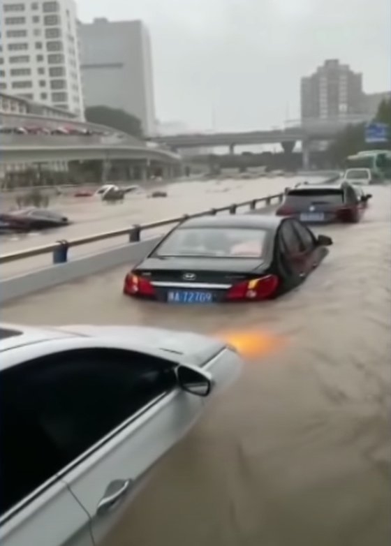 中国河南省鄭州に記録的な大雨が降った。［ツイッター　キャプチャー］