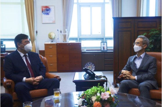 ２０日に行われた外交部の余承培次官補とケイ海明駐韓中国大使との面談写真。［在韓中国大使館ホームページ　キャプチャー］