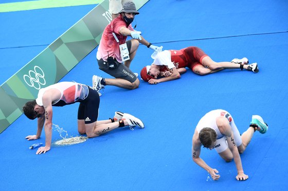 東京オリンピック（五輪）トライアスロンのフィニッシュライン付近の様子。［写真　ＡＦＰ＝聯合ニュース］