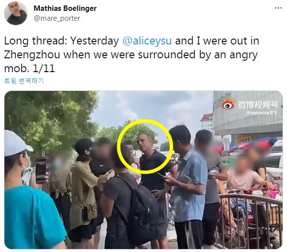 怒った中国群衆に取り囲まれるドイツ記者。［ベーリングガー記者ツイッター　キャプチャー］