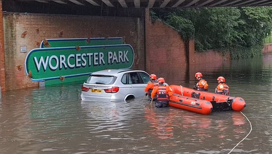 ２５日（現地時間）、ロンドン消防隊が浸水車両の運転手を救助している。　［ロンドン消防隊　ツイッター］
