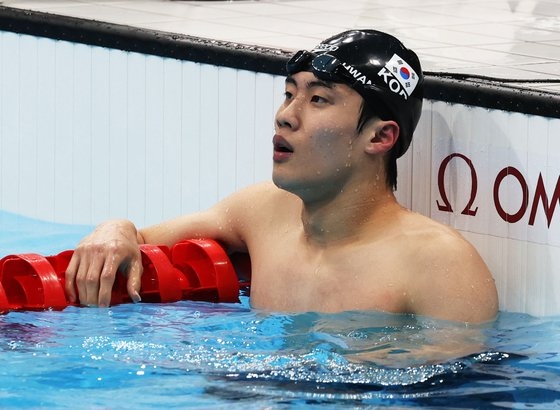 ファン・ソンウが２７日に東京アクアティクスセンターで開かれた競泳男子自由型２００メートル決勝で記録を確認している。［写真　五輪写真共同取材団］