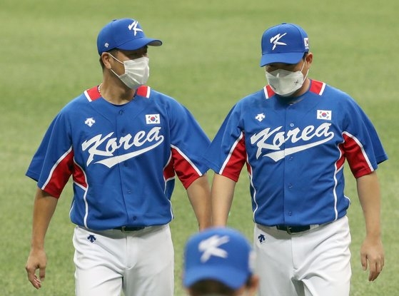 韓国野球代表を引っ張るベテランの姜ミン鎬（カン・ミンホ）捕手と梁義智（ヤン・ウィジ）捕手。　［ＩＳフォト］