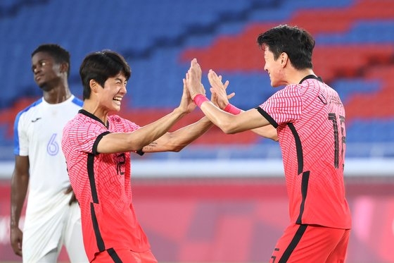 ２８日に横浜国際総合競技場で行われた２０２０東京五輪サッカーの韓国－ホンジュラス戦で、黄儀助（ファン・ウィジョ）が自身３点目、韓国の４点目となるゴールを決めた後、喜んでいる。　横浜＝五輪写真共同取材団