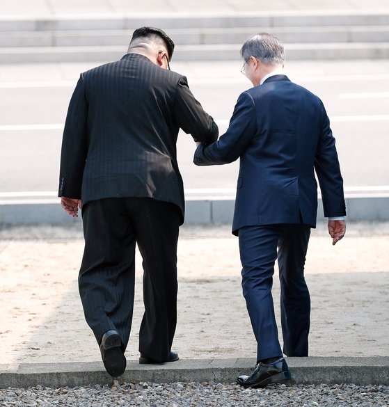 ２０１８南北首脳会談が開かれた４月２７日午前、韓国の文在寅（ムン・ジェイン）大統領と北朝鮮の金正恩（キム・ジョンウン）国務委員長が共に軍事境界線（ＭＤＬ）を北側に渡っている。