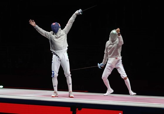 ２８日、千葉幕張メッセＢホールで開かれた東京オリンピック（五輪）男子フェンシング・サーブル団体戦決勝のイタリア対韓国の様子。［写真　オリンピック写真共同取材団Ａ］