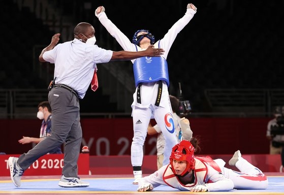 英国選手に勝利した後、万歳を叫んでいるイ・ダビン（中央）［写真　聯合ニュース］