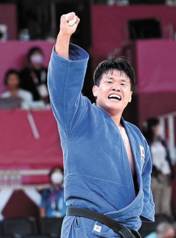 柔道男子１００キロ級のチョ・グハムはひざの痛みを抱えながら銀メダルを獲得した。韓国がこの階級で銀メダルを獲得したのは１７年ぶり。写真は準決勝で勝利したチョ・グハム。［五輪写真共同取材団］