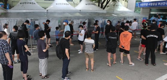 ８月１日、釜山市釜山鎮区の保健所選別診療所に多くの市民が集まり行列を作りながら新型コロナウイルスの検査を待っている。ソン・ボングン記者