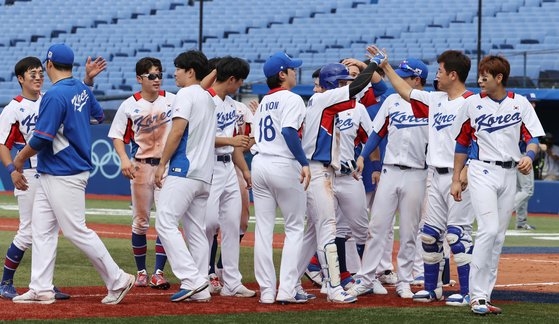 ２日のイスラエル戦を１１－１で７回コールド勝ちし、勝利を祝う韓国の選手。　横浜＝五輪写真共同取材団