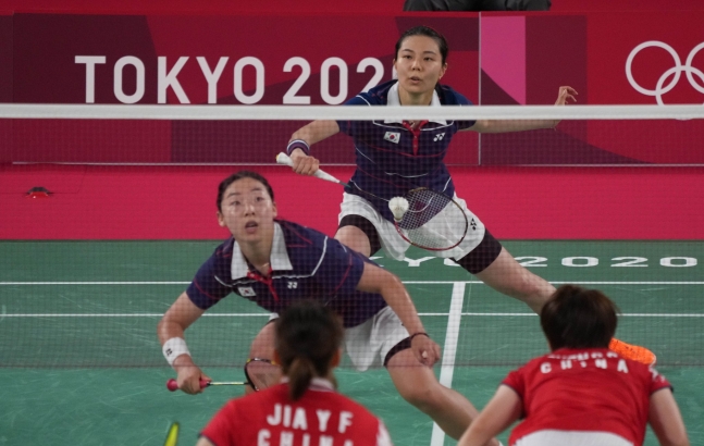 ３１日、東京武蔵野の森総合スポーツプラザで開かれた東京五輪バドミントン女子ダブルスの準決勝で韓国の金昭映（キム・ソヨン、２９）－孔熙容（コン・ヒヨン、２５）と中国の陳清晨－賈一凡（以上２４）の対戦で韓国選手が攻撃している。［写真　東京＝オリンピック写真共同取材団］