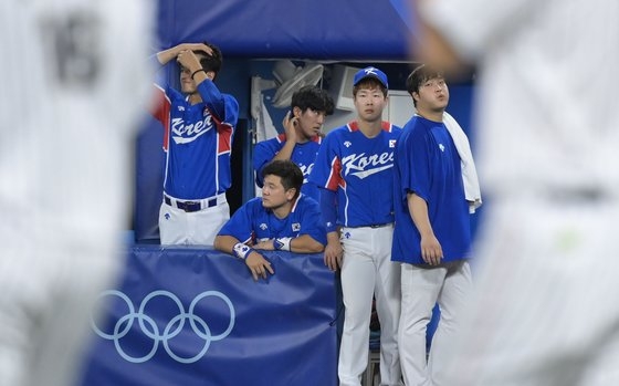 ４日、横浜スタジアムで開かれた２０２０東京オリンピックの韓国対日本の準決勝試合。２－５で敗北した大韓民国代表チームが悔しさを隠せずにいる。［写真　横浜＝オリンピック写真共同取材団］